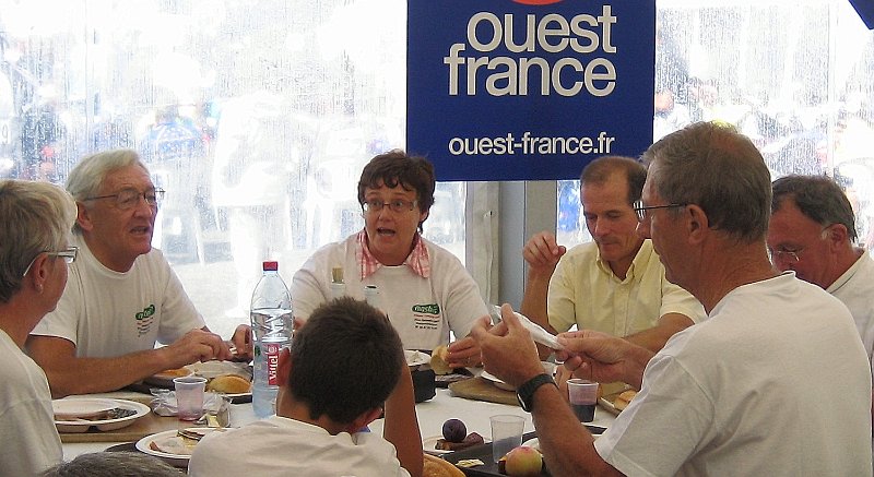 2011-08-26 23 07 Rando Plouay Tous a table.JPG